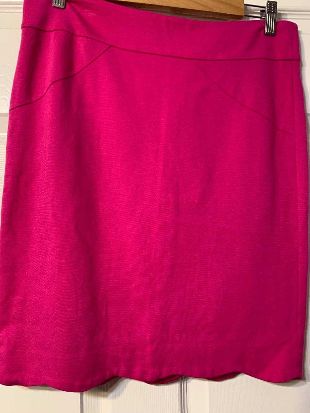 Carmen Marc Valvo pink stretch zipper close short straight skirt scallop